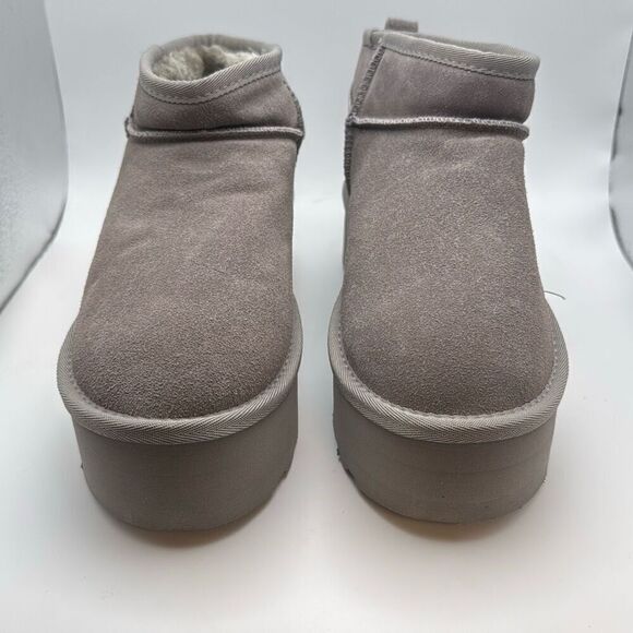 CUSHIONAIRE Hippy Womenβs Platform Ankle Bootsβ SIZE 8 GREY - Picture 2 of 7